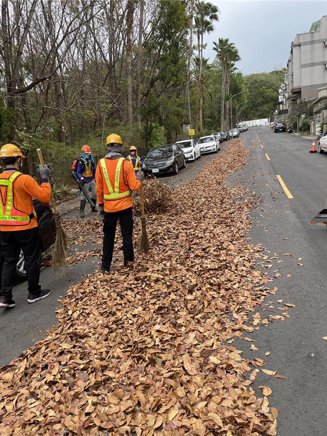 嘉義市清潔隊人員清掃街道。（林文郁提供／廖素慧嘉市傳真）