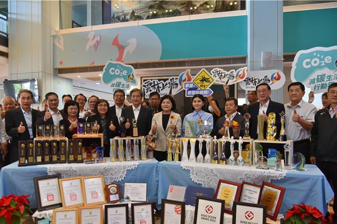 2023年云林县府获奖累计155座，15日自办「奖不完锦标赛」庆祝。（周丽兰摄）