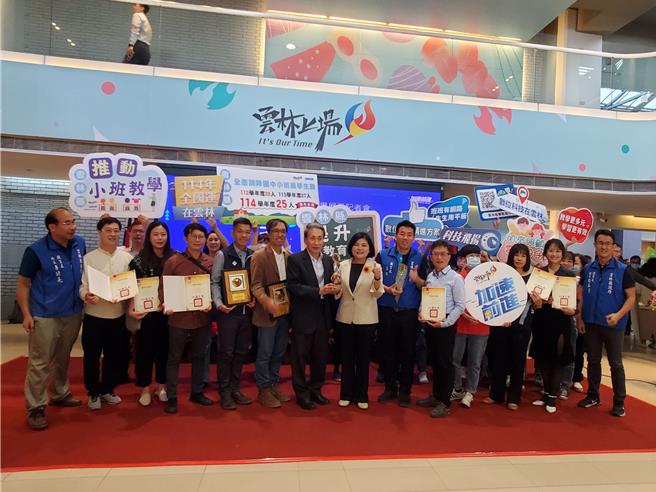 教育处以「云林心教育，智慧教育翻转偏乡命运」勇夺第六届行政院政府服务奖社会关怀服务类奖项，教育处长邱孝文代表献奖给县长张丽善。（周丽兰摄）