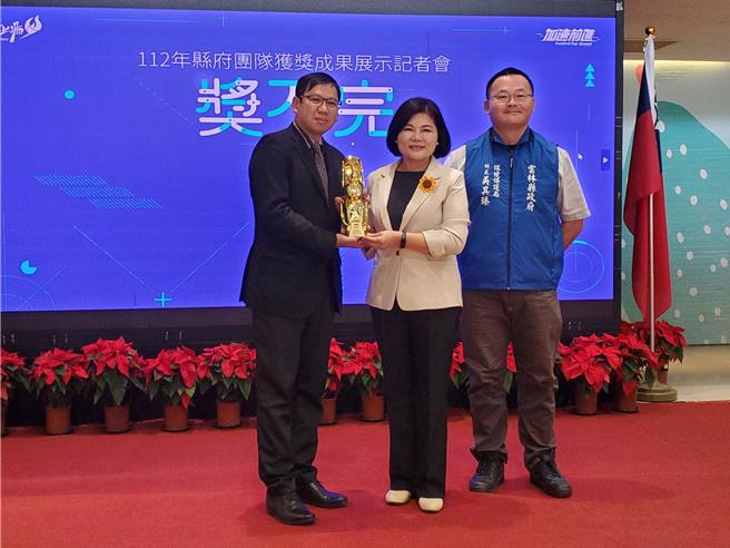 环保局以「转废为能，垃圾全循环」勇夺第六届行政院政府服务奖社会关怀服务类奖项，局长张乔维（左）代表献奖给县长张丽善。（周丽兰摄）