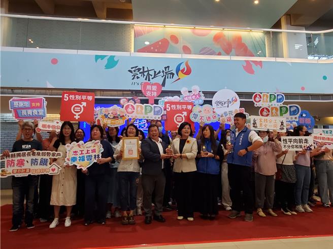 社会处献奖几乎全员出动，阵仗最大。（周丽兰摄）