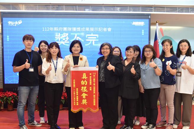 卫生局获「云林上场加速前进奖不完锦标赛」之「真的很会奖」。（周丽兰摄）
