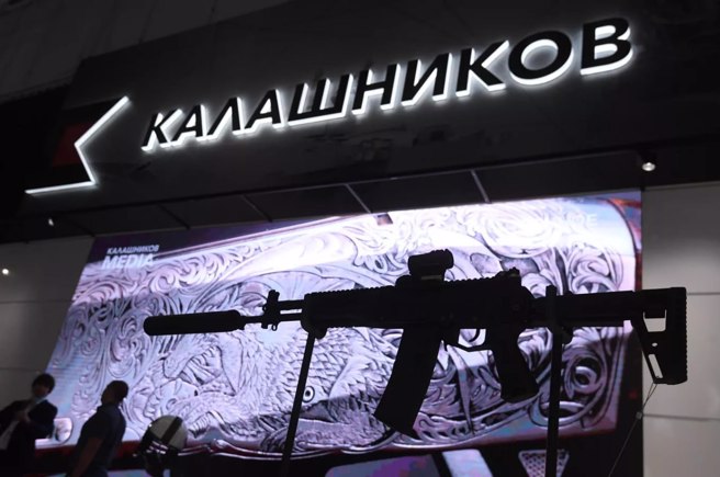 示意图为使用5.56x45毫米的AK-19参展照片，AK-22详见内文崁入照片。（Kalashnikov Group）