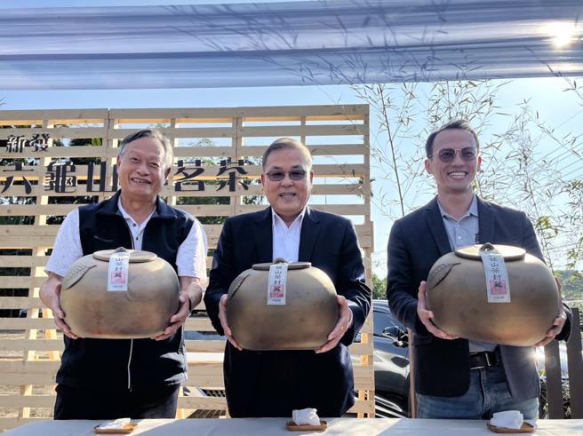 農業部農村發展及水土保持署副署長林長立（左）和高雄市政府農業局長張清榮（中）共同推薦六龜山茶。（圖片來源：高雄市農業局提供）