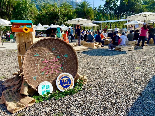 現場設有16席不同山茶茶廠的茶席空間，提供現場民眾購買品茗杯無限暢飲六龜山茶。（圖片來源：高雄市農業局提供）