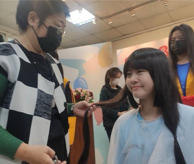 八年级同学林采婕表示，从出生到现在14岁从未剪过短髮，但与癌友抗癌过程相比是微不足道的。（新北市教育局提供／刘玮晴新北传真）