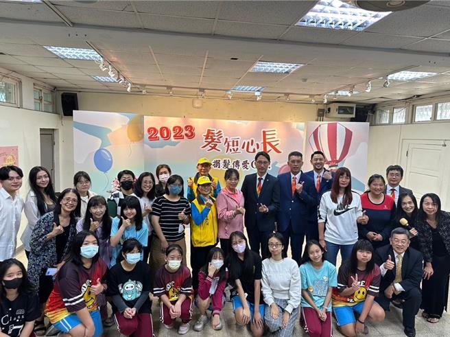 新北市福营国中今(15)日举办第四届「髮短心长捐髮传爱GO」活动，为癌友们募髮募款，送上温暖与鼓励。（新北市教育局提供／刘玮晴新北传真）