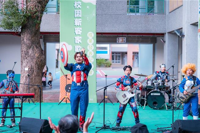 罗文裕与新竹市东区关埔国小的J HALL乐团出席记者会演出。（大赏门提供）