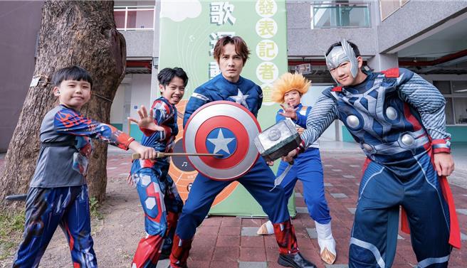 罗文裕与新竹市东区关埔国小的J HALL乐团出席记者会。（大赏门提供）