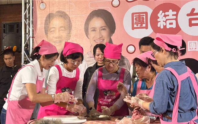 民進黨五選區立委參選人蘇巧慧（左二）今（15）日邀請民進黨副總統候選人蕭美琴（左三）和現場民眾一起搓湯圓，象徵明年大選民進黨團結勝利。（劉瑋晴攝）