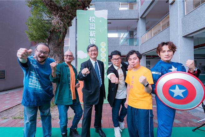 罗文裕（右）出席「校园新客家歌运动」发表会。（大赏门提供）