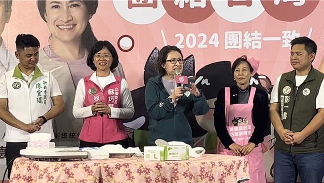 民進黨副總統候選人蕭美琴（左三）表示，蘇巧慧（左二）是她的學妹，比她年輕口才又好，台灣的政治就是需要一代一代的好人才，讓優秀的人繼續走下去。（劉瑋晴攝）