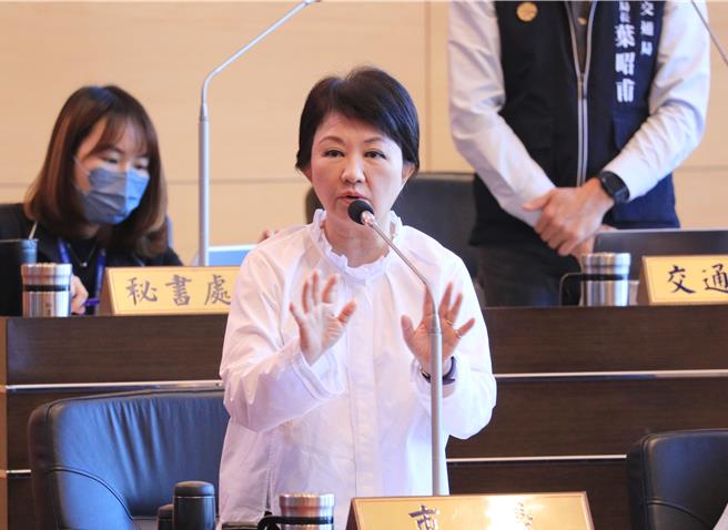 台中市长卢秀燕表示，中捷明年比照公务员会调薪需待董事会通过，票价部分则应不会调高。（张亦惠摄）