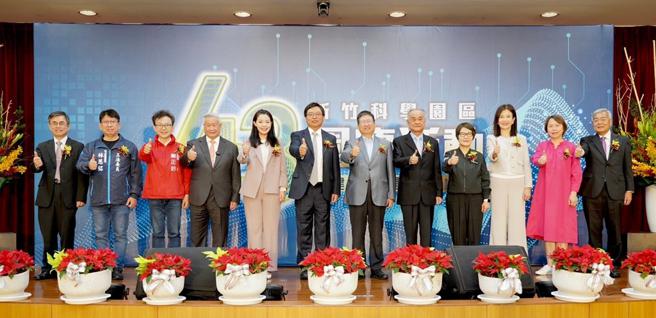 中科管理局許茂新局長(左起)、立法院林思銘委員、立法院鄭正鈐委員、旺宏電子吳敏求董事長、新竹市高虹安市長、竹科管理局王永壯局長、新竹縣楊文科縣長、園區同業公會李金恭理事長、苗栗縣鄧桂菊副縣長、國科會產學處許增如處長、南科管理局鄭秀絨副局長、北九州產業學術推進機構<FAIS>松永守央理事長。圖/竹科園區管理局提供
