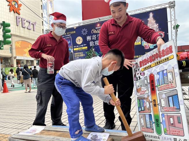 轉眼來到年末的耶誕節，各大商場陸續點燈、打造繽紛的造景，舉辦各項活動，許多遊客也紛紛出門感受濃濃的耶誕氣息。（消防提供）