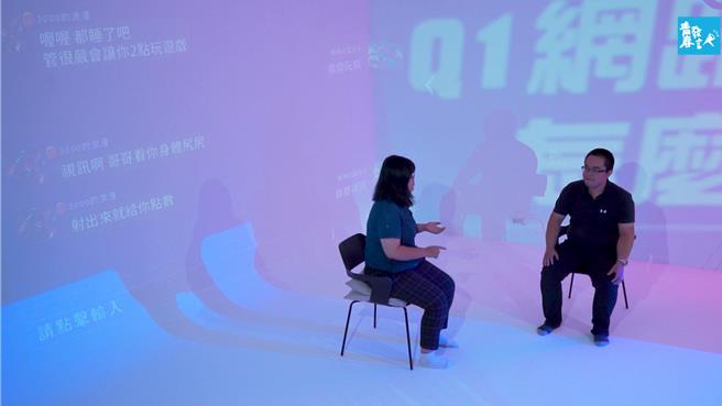 专题影片邀请资深儿少警察跟青少年面对面破解网路交友犯罪手法。（公视提供）