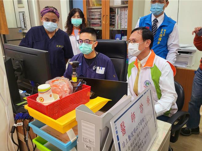 健保署长石崇良15日率团前往台东大武卫生所，了解远距医疗执行状况。（林周义）