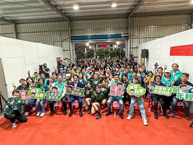 民进党总统候选人赖清德15日晚间出席桃园二选区立委参选人黄世杰「赖桑与杰哥，约在杨梅」座谈活动。（赖清德竞办提供／蔡明亘桃园传真）