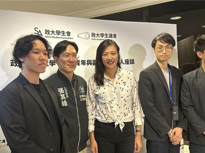 吴欣盈今晚参与政治大学学生会与学生议会主办的座谈。（杨亚璇摄）