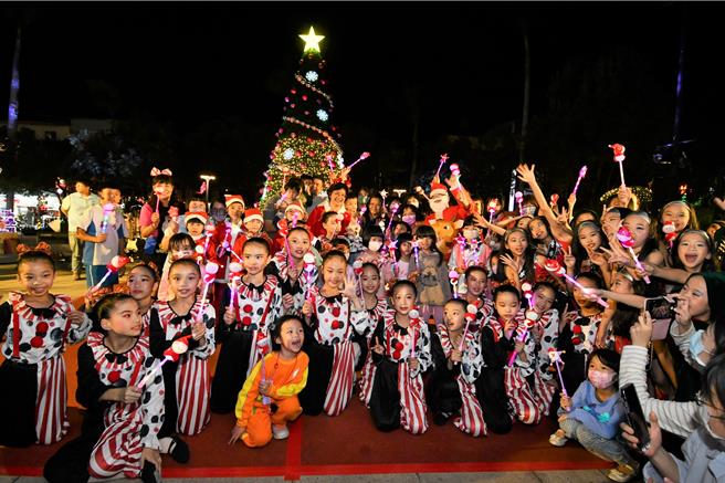 彰化縣政府在縣府廣場前布置8公尺高的耶誕樹主燈，15日晚間點燈後，將展燈至明年3月3日，每天晚上5點30分至10點開燈。（彰化縣政府提供／孫英哲彰化傳真）