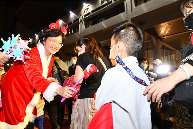 彰化縣政府15日晚間舉辦耶誕樹點燈活動，彰化縣長王惠美（左一）發送禮物給參加民眾。（彰化縣政府提供／孫英哲彰化傳真）