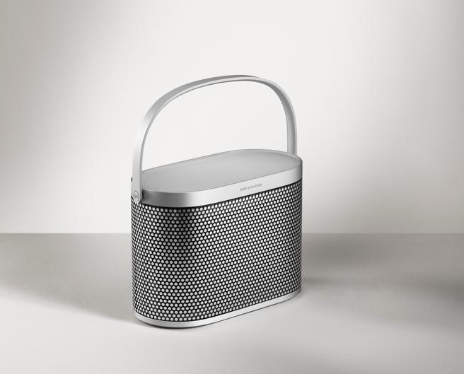 Bang & Olufsen的便攜式喇叭Beosound A5 太空鋁版本預計於2024年1月中旬上市，建議售價4萬8990元。（遠寬電信提供／古明弘台北傳真）