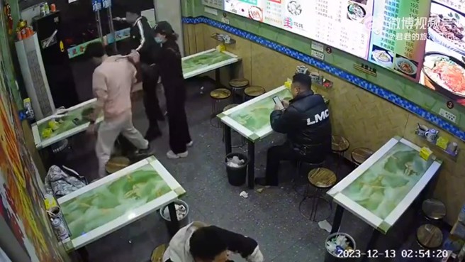 大陆江苏省常州市一间馄饨店13日发生一起纠纷，1名小伙子在店内吃东西，老板嫌他「醋加太多」，要他多付十元，甚至朝小伙子动手、辱骂「给我滚」。（翻摄微博）