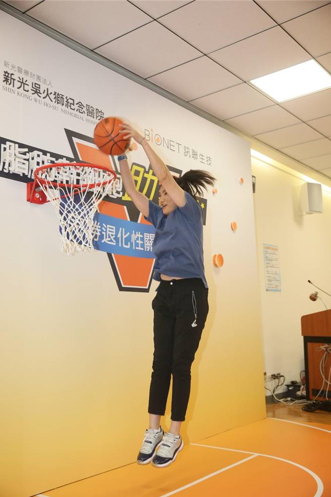 中华女篮队教练钱薇娟长年饱受运动伤害之苦，被诊断为严重退化性关节炎，接受治疗后从原本无法蹲下到现在可以运球上篮。（张铠乙摄）