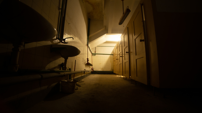 一名房租在房客陆续搬走后，他乾脆住下等待售出，却意外发现「空房里的三间厕所传来莲蓬头的冲水声」，甚至亲眼目睹女儿对着厕所挥手打招呼，「里面有一个阿姨」。（示意图 / shutterstock）