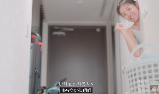 李多慧在镜头外脱掉睡衣裤。（图／取自李多慧YouTube）