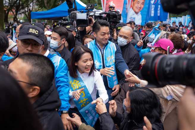 徐巧芯(中)扫街时感受到蓝军选民空前团结的气势。（示意图／取自徐巧芯脸书）