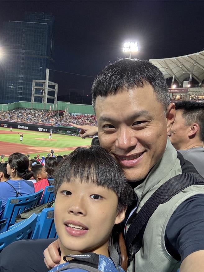 PayEasy总经理李易腾也是球迷，现在力挺职棒、职篮、女足球员工会免费加入PayEasy福利网（PayEasy提供╱洪凯音台北传真）