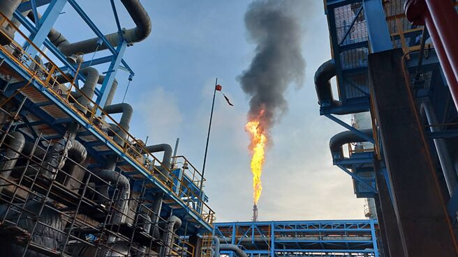 加严石化业废弃燃烧塔、储槽、槽车等空污管制，超标者须提出改善计画。图／本报资料照片