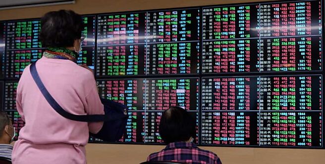 美國聯準會轉鴿，投信建議，可趁勢布局主動式台股基金，爭取贏得超額報酬機會。圖／本報資料照片