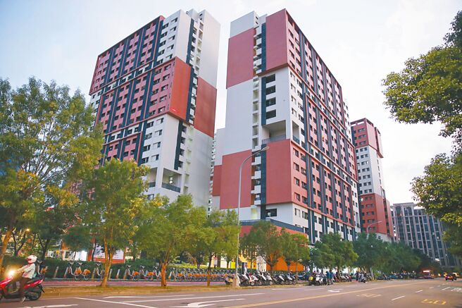 行政院会14日拍板通过，2025年至2032年推动社会住宅计画，包括兴建、包租代管与租金补贴，户数达100万户。图为新北市新店区央北二路青年社会住宅。（季志翔摄）