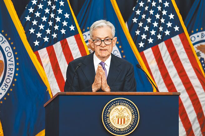 美国联邦储备委员会13日结束为期两天的货币政策会议，联准会主席鲍尔宣布将联邦基金利率目标区间维持在5.25%至5.5%之间不变。（新华社）