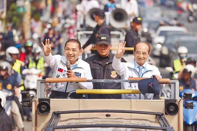 国民党总统参选人侯友宜与副总统参选人赵少康14日展开「南北联合车扫」，立法院前院长王金平（右）鼎力相助，与侯友宜（左）在高雄进行车队扫街。（侯友宜竞选办公室提供）