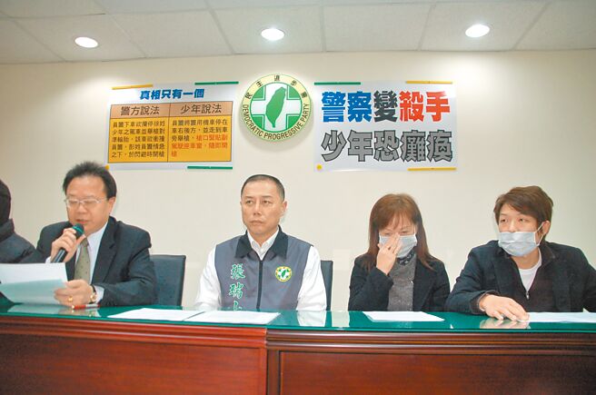 中和警方开枪打伤十四岁许姓少年，图为当年民进党议员张瑞山（左二）和陈永福（左一）陪同下，指控警方说谎，并提出国赔。（本报资料照片）