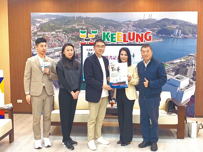 华北船王贺仁庵》一书的作者，同时也是贺仁庵的子女贺郁芬（右二），特别赠书给基隆市图书馆。市长谢国梁（中）表示，将持续投入基隆文史宣传，要让歷史结合在地观光发展。（徐佑升摄）