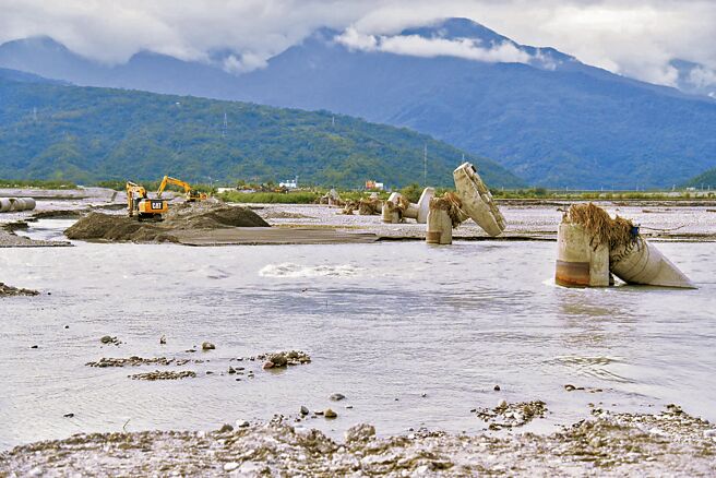 918强震造成花莲中南区高寮大桥、崙天大桥、玉长大桥等重要桥梁重创，县府已施作临时便道，将展开重建。图为崙天大桥倒塌拆除。（花莲县政府提供／王志伟花莲传真）