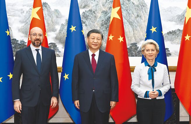 歐洲議會13日通過《對中關係報告》，指中國是歐盟的競爭者和制度性對手。圖為大陸國家主席習近平（中）7日在北京會見歐洲理事會主席米歇爾（左）、歐盟執委會主席范德賴恩（右）。（新華社）