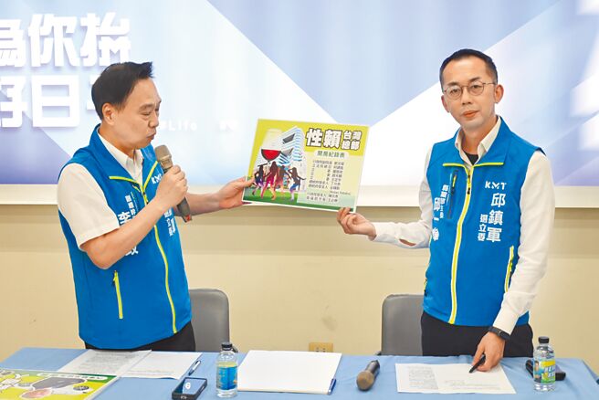 国民党苗栗县二选区立委参选人邱镇军近日遭指控有黑帮背景，国民党苗栗县党部主委邱一峰（右）、邱镇军竞选总部副总干事李敏政（左）14日在县党部举行记者会，痛批对手曾玟学、民进党只会抹黑造谣。（李京升摄）