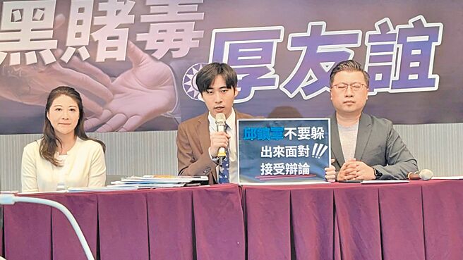 苗栗县二选区立委参选人曾玟学（中）14日隔空向对手邱镇军喊话，邀邱与他公开辩论，并希望邱镇军能将最近争议话题逐一说清楚。（曾玟学竞选总部提供／李京升苗栗传真）