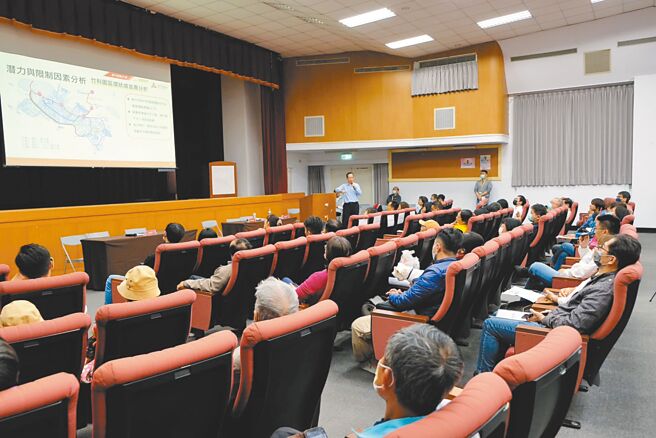 新竹市政府13日晚間舉辦「新竹輕軌地方說明會」，說明輕軌推動進程與未來規畫方向。（新竹市政府提供／王惠慧新竹傳真）