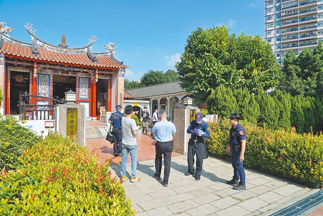 彰化县员林市员林公园14日惊传随机砍人案，35岁张姓男子持刀追砍3名女性，共2人受伤。（吴建辉摄）