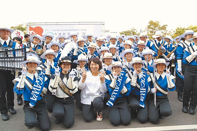 嘉義市國際管樂節14日在市政府前封街開記者會，市長黃敏惠（前排左三）誇讚日本瀧川第二高校吹奏樂部表演超精彩。（廖素慧攝）