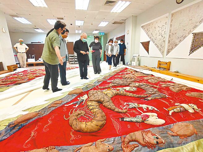 雲林縣北港鎮「北港飛龍團大龍旗」通過文化部審核成為國家重要古物，飛龍團14日表示，大龍旗目前在台南市「文化資產保存研究中心」修護，未來規畫存放在北港糖廠倉庫群展示。（雲林縣政府提供／張朝欣雲林傳真）