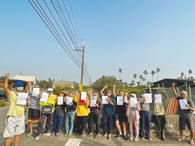 有光電業者計畫在屏東竹田鄉六巷村的排水溝渠上架設光電板，但村民質疑對方黑箱作業，14日蒐集32份連署書至農田水利署屏東管理處陳情，反對「溝渠種電」。（謝佳潾攝）
