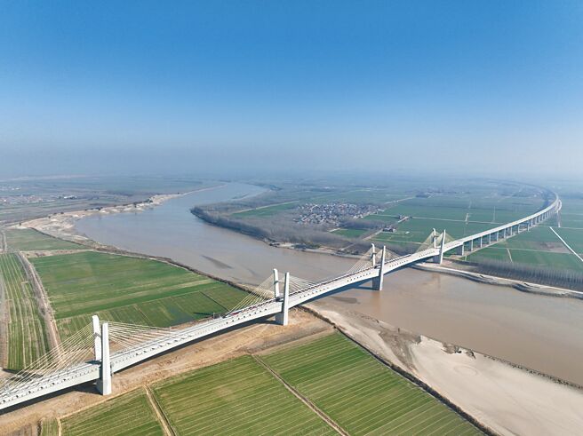 大陆「八纵八横」高铁网之一的济郑高铁8日全线贯通营运，山东济南西至河南郑州东站间，最快1小时43分钟可达。（新华社）