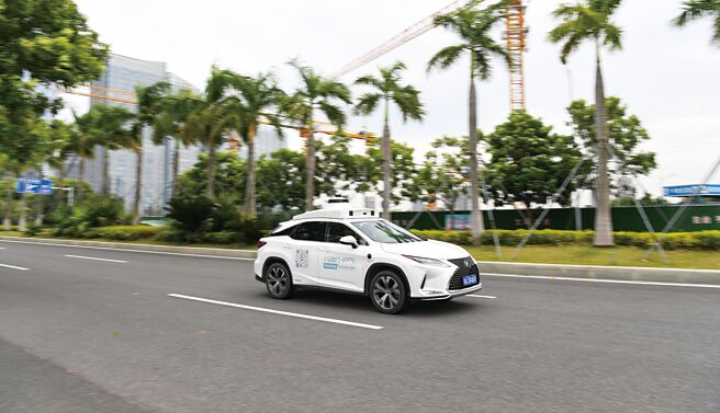 北京發布最新報告指出，已開放自動駕駛測試道路323條，其中部署智慧網聯車達739台。圖為自動駕駛出租車。（新華社）